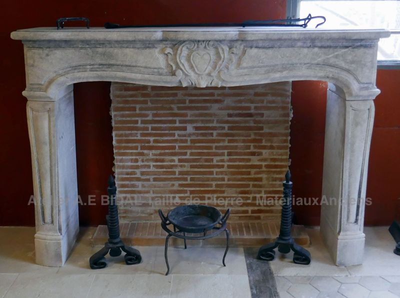 Cheminée Régence en pierre par le tailleur de pierre Alain BIDAL, Provence