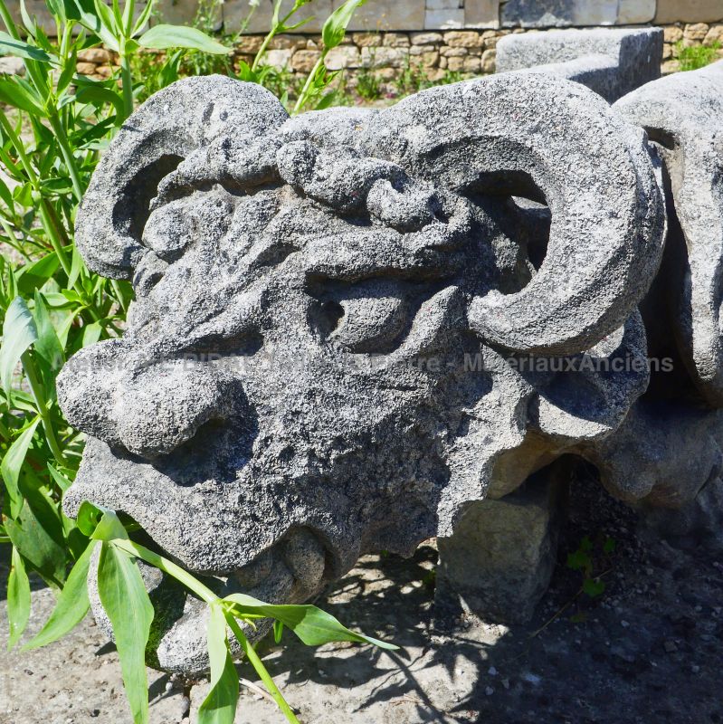 Belle sculpture artisanale en pierre patinée : gargouille de l'Atelier Alain BIDAL, Provence