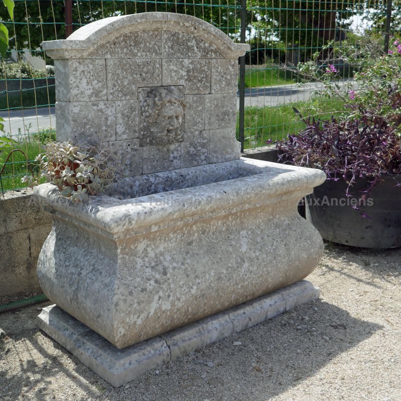 Fontaine ornementale en pierre par le tailleur de pierre Alain BIDAL