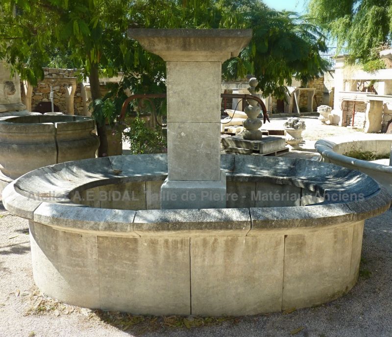 Belle fontaine de village pour aménagement en extérieur - Atelier Alain BIDAL (Provence)