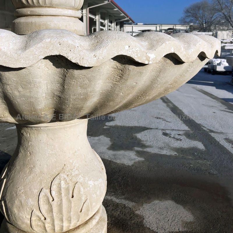 Vasque sculptée à la main en pierre calcaire naturelle sur notre colonne de fontaine : Atelier Alain BIDAL