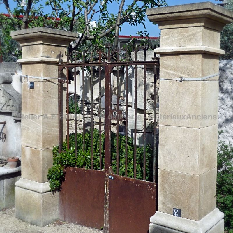 Beaux piliers en taille de pierre, construits avec soin par un tailleur de pierre du Vaucluse en pierre calcaire issue de carrière française.