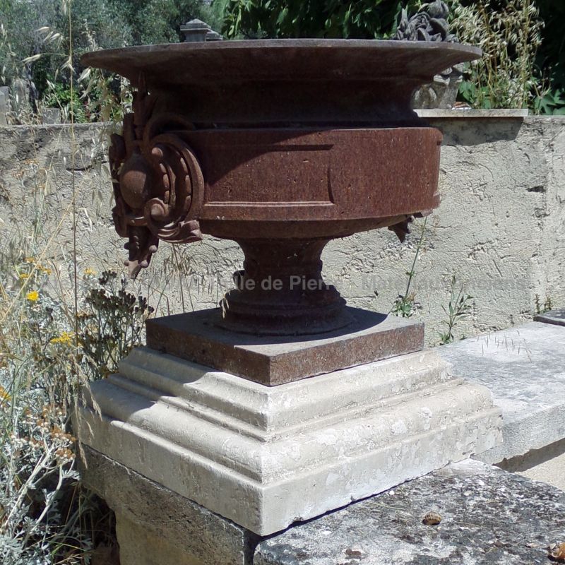 Socle mouluré en pierre pour vase - Atelier Alain BIDAL (Provence)