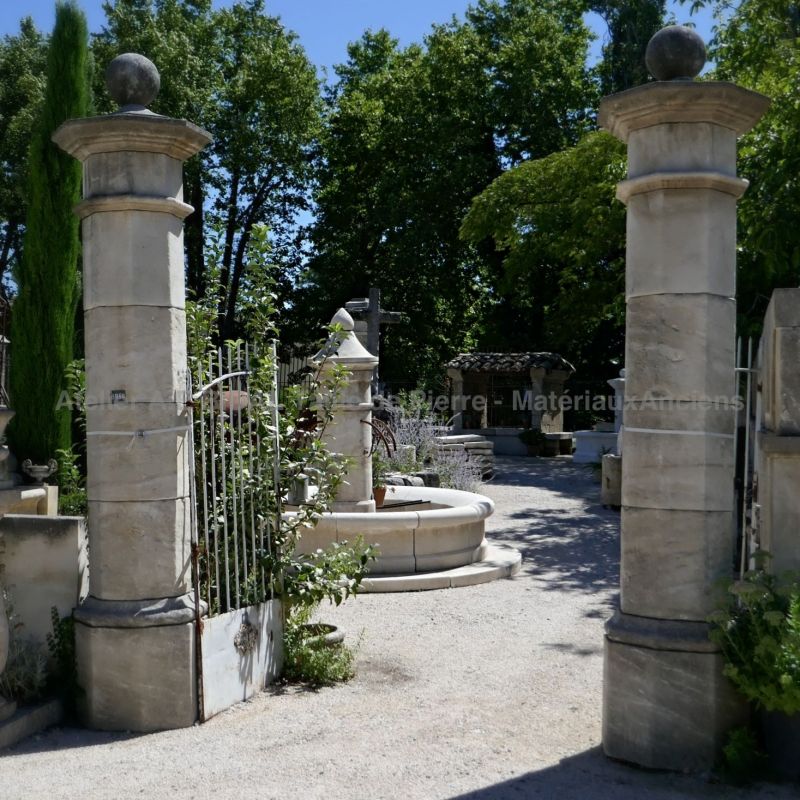 Piliers en taille de pierre de réalisation artisanale et de forme octogonale.