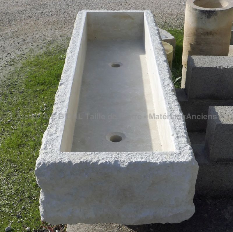 Long rustic-looking sink in raw stone : a beautiful kitchen sink - Atelier Alain BIDAL (Provence)