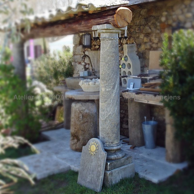 Fabrication artisanale de colonnes toscanes en pierre - Atelier Alain BIDAL - Isle sur la Sorgue (Provence).