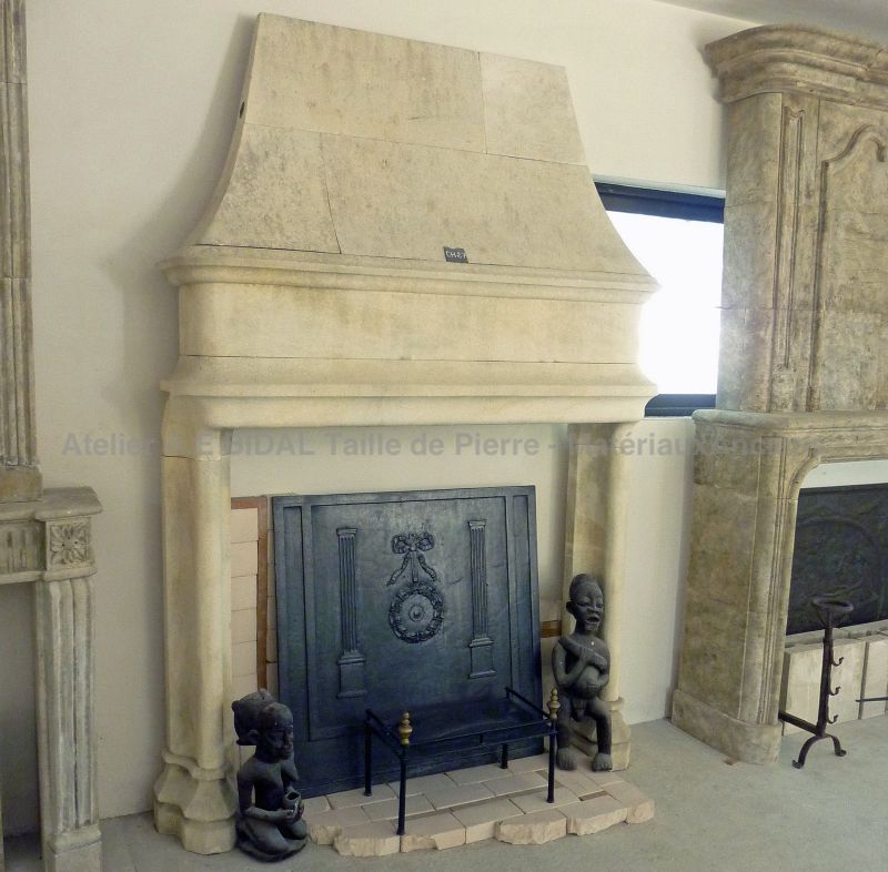 Gothic mantelpiece, a fine crafted work in carved limestone - Atelier Alain BIDAL (Provence)