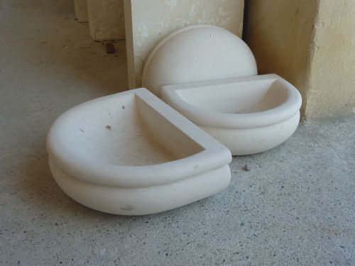 Beau petit lavabo en pierre naturelle de Lens - une création sortie des Ateliers Bidal taille de pierre.