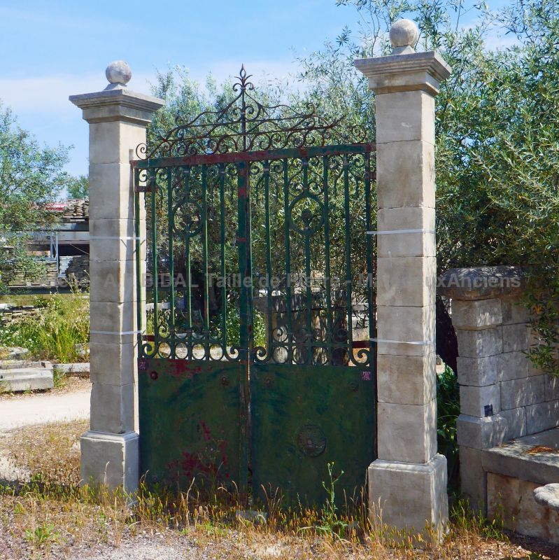 Weathered Provence limestone gate pillars - Pair of hand-crafted pillars by Atelier Alain BIDAL (Provence)