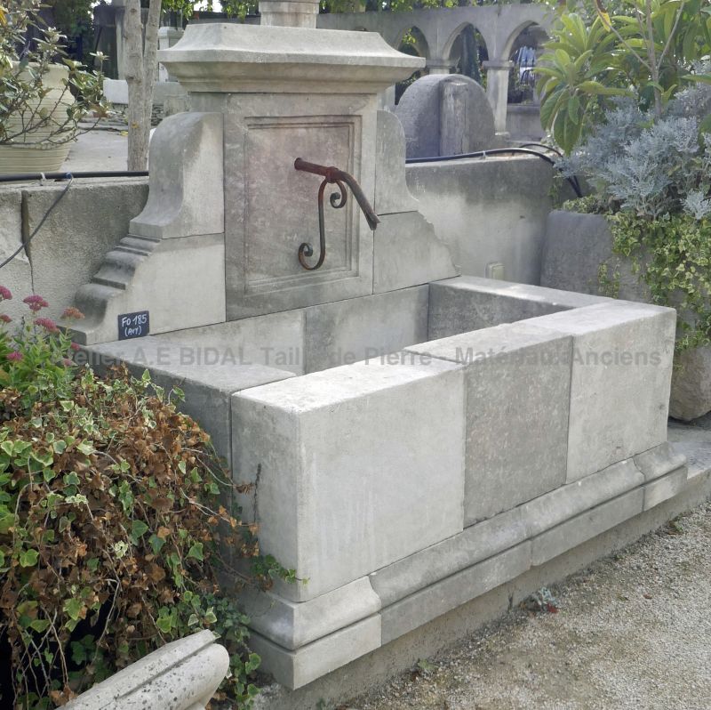 Petite fontaine de jardin confectionnée en Provence par notre tailleur de pierre de l'Atelier Alain BIDAL.