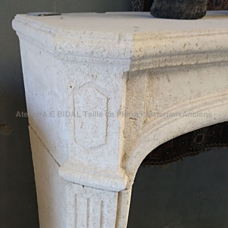 Cheminée Louis XV en pierre - réédition d'une cheminée ancienne par Alain Bidal tailleur de pierre.