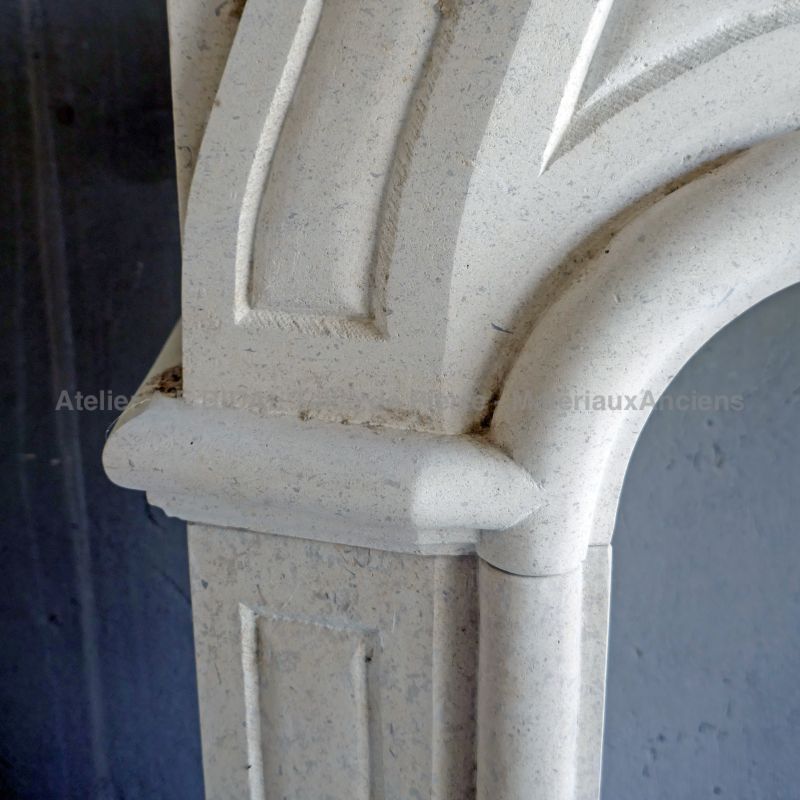Détails des moulures sculptées à la main sur notre belle cheminée Louis XIV en pierre
