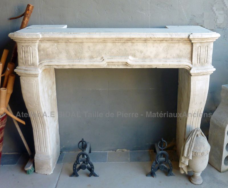 Belle cheminée de style Louis XIV - une cheminée en pierre de reedition - Atelier Alain BIDAL (Provence)