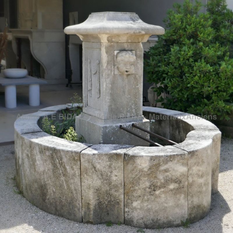 Fontaine provençale en pierre pour l'aménagement du jardin - Atelier BIDAL