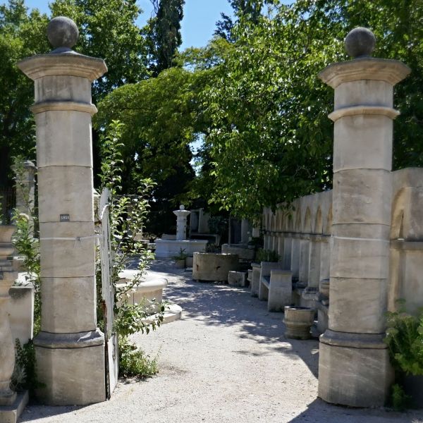 Beaux piliers en taille de pierre de Provence par l'entreprise artisanale Bidal.