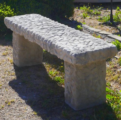Mobilier de jardin en pierre : Long banc en pierre non gélive signé Atelier Alain Bidal