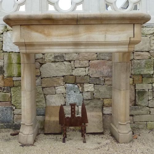 Cheminée de style gothique en pierre de Massangis, une création signée Alain Bidal (Provence)