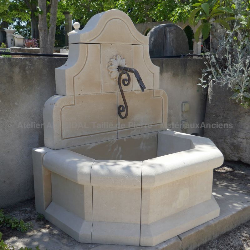 Petite fontaine provençale en pierre naturelle - Fontaine de jardin par l'Atelier Alain BIDAL.
