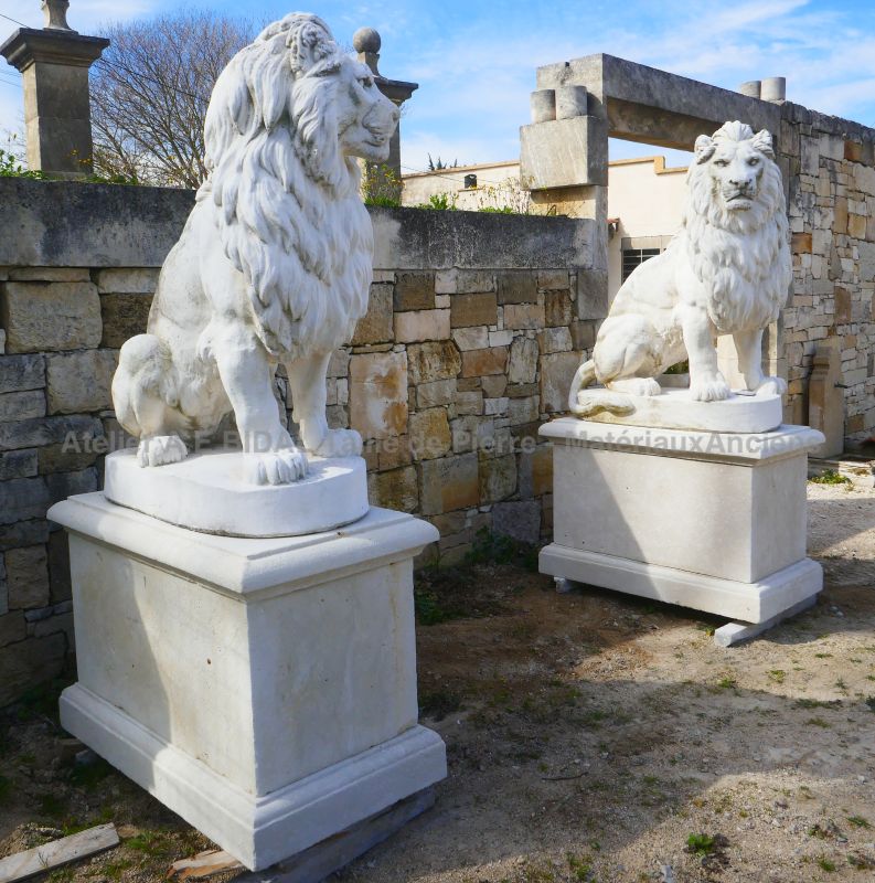 Pair of statues and their pedestals in stone : seated lion with bases - Atelier Alain BIDAL (Provence)
