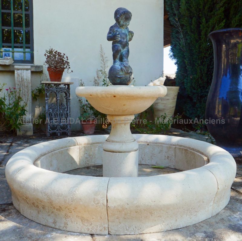 Fontaine centrale en pierre avec grenouille sculptée et putto en terre cuite : Atelier Alain BIDAL (Provence)