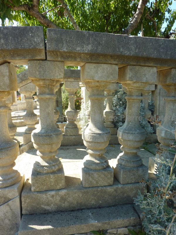 Ballustrade extérieure vendue au mètre linéaire par le tailleur de pierre Bidal de l'Isle sur Sorgue.
