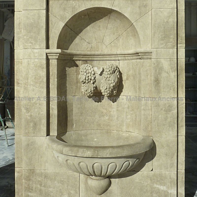 Stone fountain - a rare wall fountain carved in stone by the stone cutter Alain BIDAL, Provence