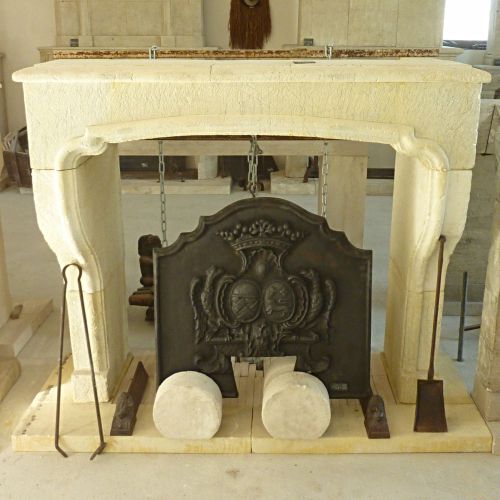 Cheminée Louis XIII confectionnée dans les ateliers de Provence d'Alain Bidal.
