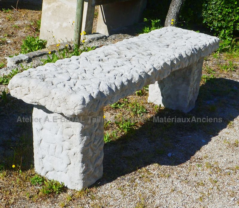 Atelier Alain BIDAL : large choix de bancs pour jardin en pierre à des prix abordables
