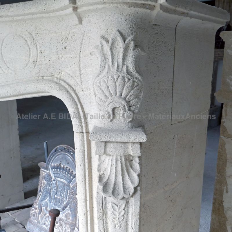 Regency mantelpiece in Estaillades stone by the stonecutter Alain BIDAL (Provence)
