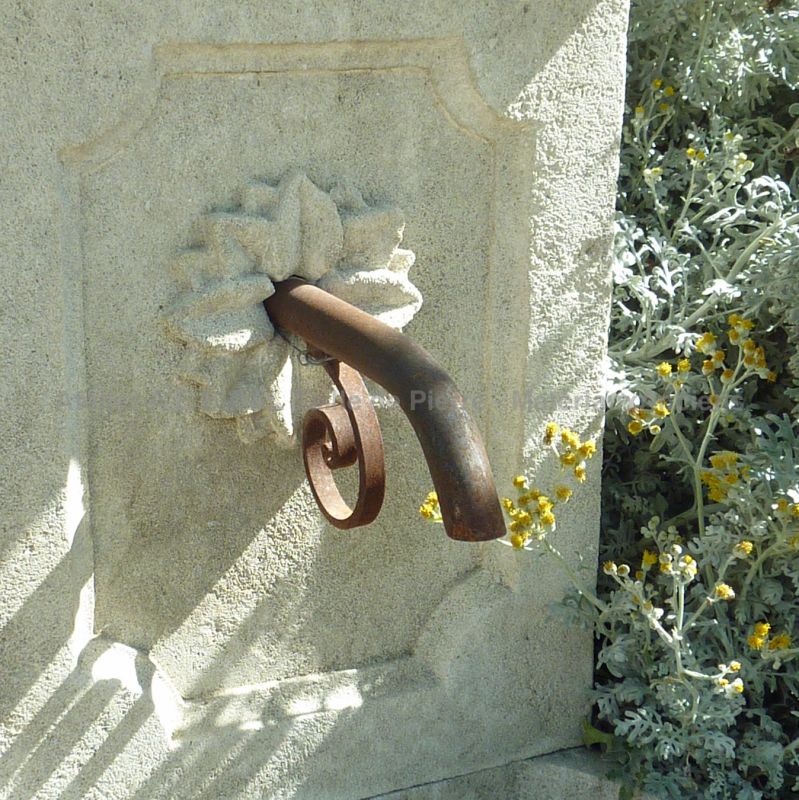 Bec de fontaine en fer forgé pour fontaine de jardin en pierre - Atelier Alain BIDAL (Provence)