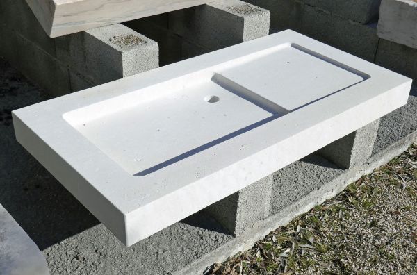 Évier en pierre naturelle pour cuisine - Fabrication artisanale et française de l'Atelier de taille de pierre Alain BIDAL.