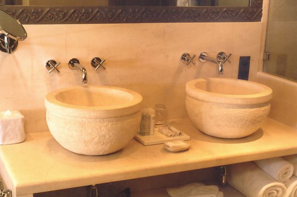 Bathroom sink in carved limestone : an elegant washbasin in stone - Atelier Alain BIDAL (Provence)