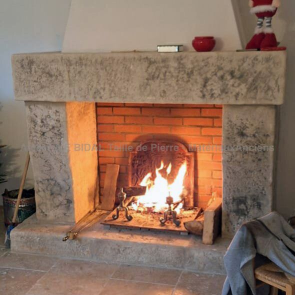 Cheminée rustique en pierre naturelle : Atelier Alain BIDAL - Provence