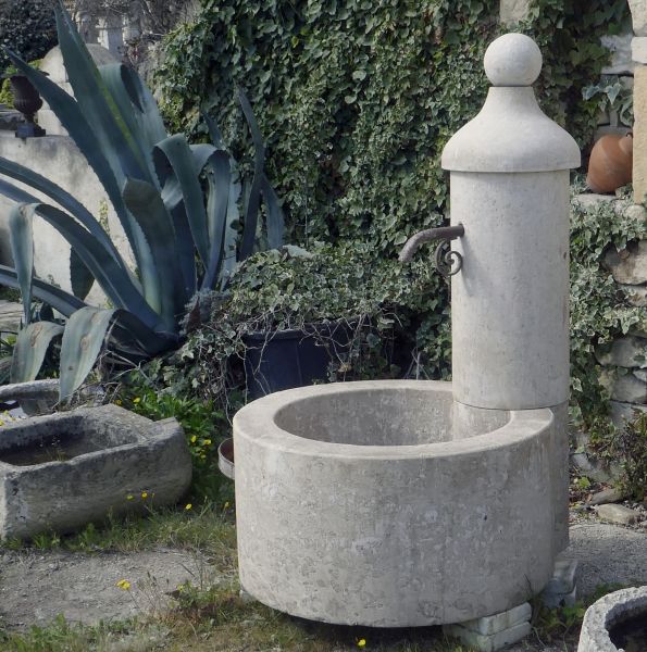 Fontaine de Provence en pierre naturelle par le tailleur de pierre Alain Bidal, Provence