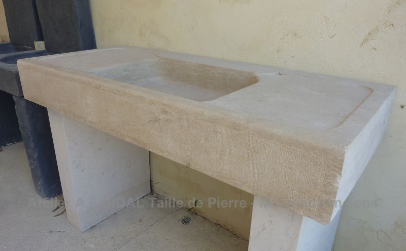 Sustainable sink in carved limestone for both an indoor and outdoor installation - Atelier Alain BIDAL ( Provence)