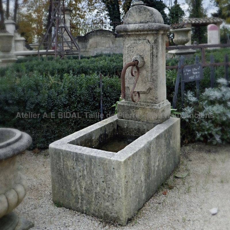 Fontaine en pierre pour aménagement du jardin - Atelier de taille de pierre Alain BIDAL en Provence.