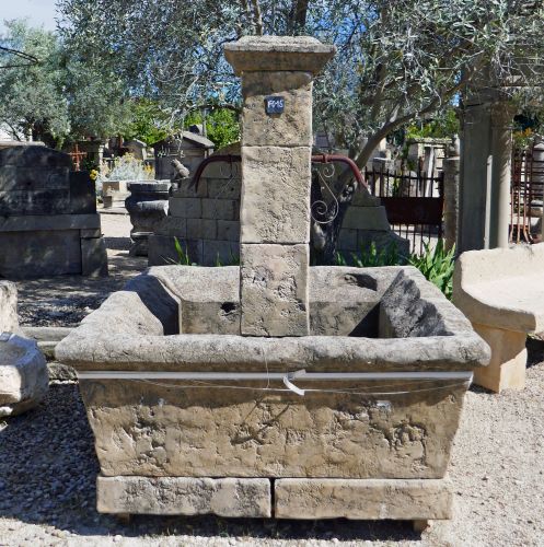 Grande fontaine de village d'antan en pierre naturelle de Provence en vente chez le tailleur de pierre Alain BIDAL.
