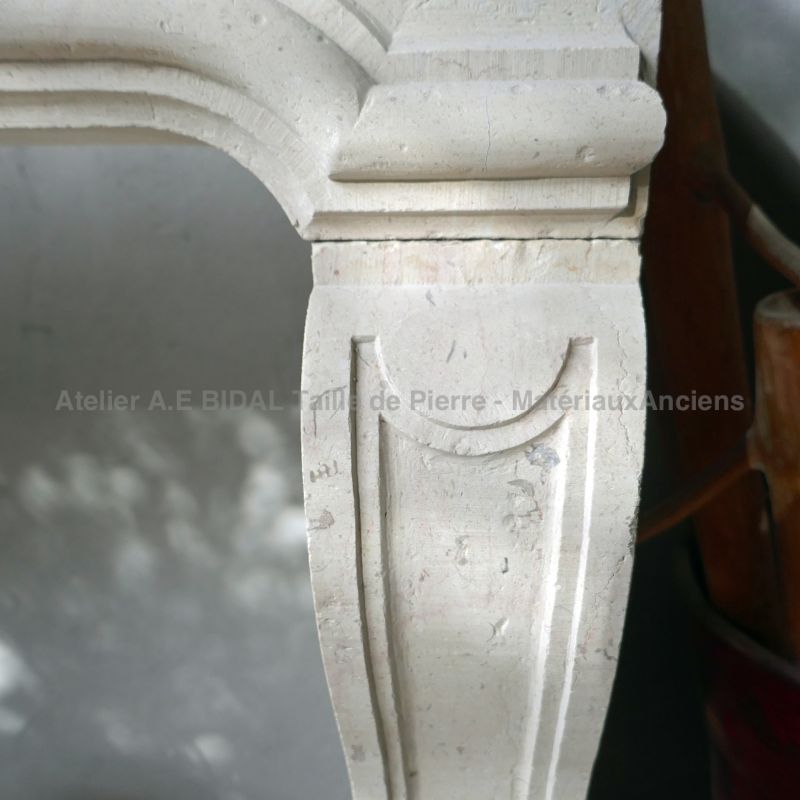 Photo des détails des moulures sculptées à la main sur notre belle cheminée Louis XIV en pierre