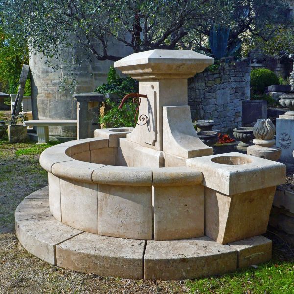Fontaine de Provence : une élégante fontaine murale en pierre naturelle par le tailleur de pierre Alain BIDAL