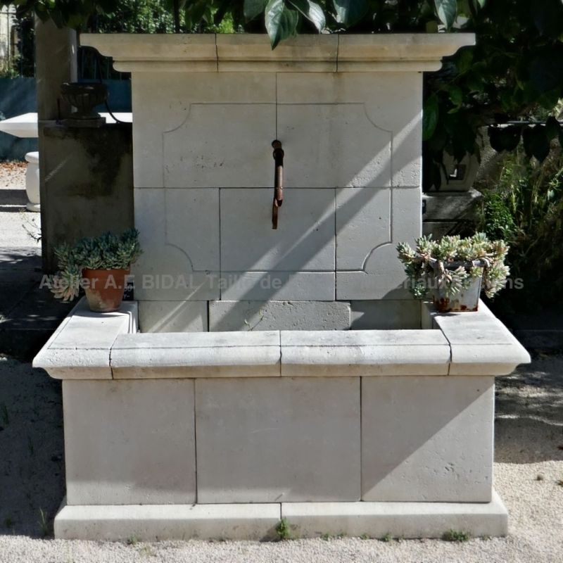 Garden fountain carved in natural stone of Provence style - Atelier Alain BIDAL (Provence)