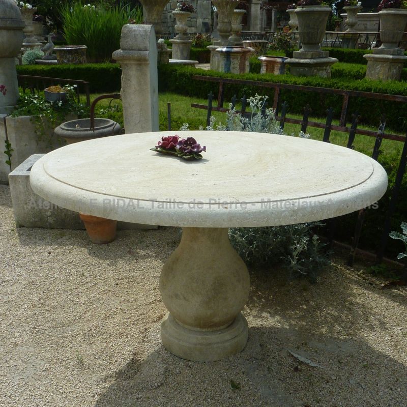 Table de jardin en pierre d'Avy, une pierre naturelle - taille de pierre artisanale de l'Atelier Alain BIDAL (Provence)