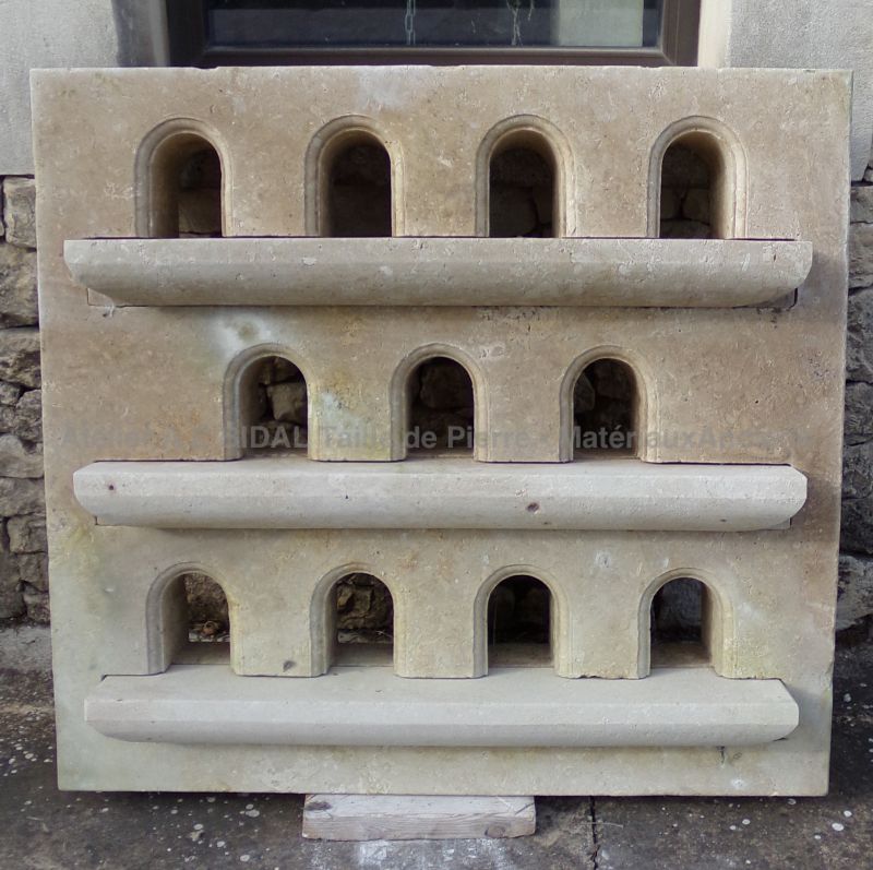 Plaque de pigeonnier en pierre artisanale pour décoration de jardin - Atelier Alain BIDAL, Provence