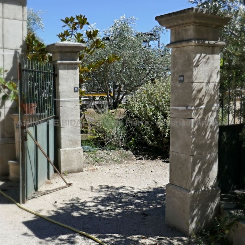 Piliers pour portail en pierre naturelle fabriqués sur mesure.