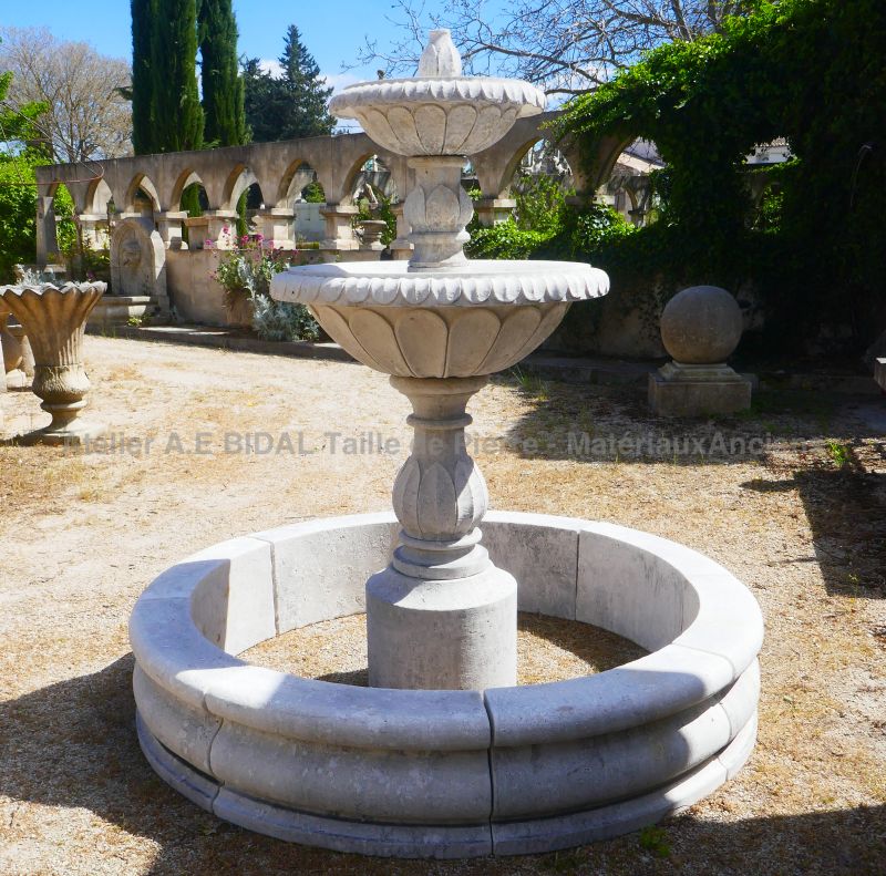 Élégante fontaine centrale en pierre blanche avec bassin rond et double vasques - Atelier Alain BIDAL (Provence)
