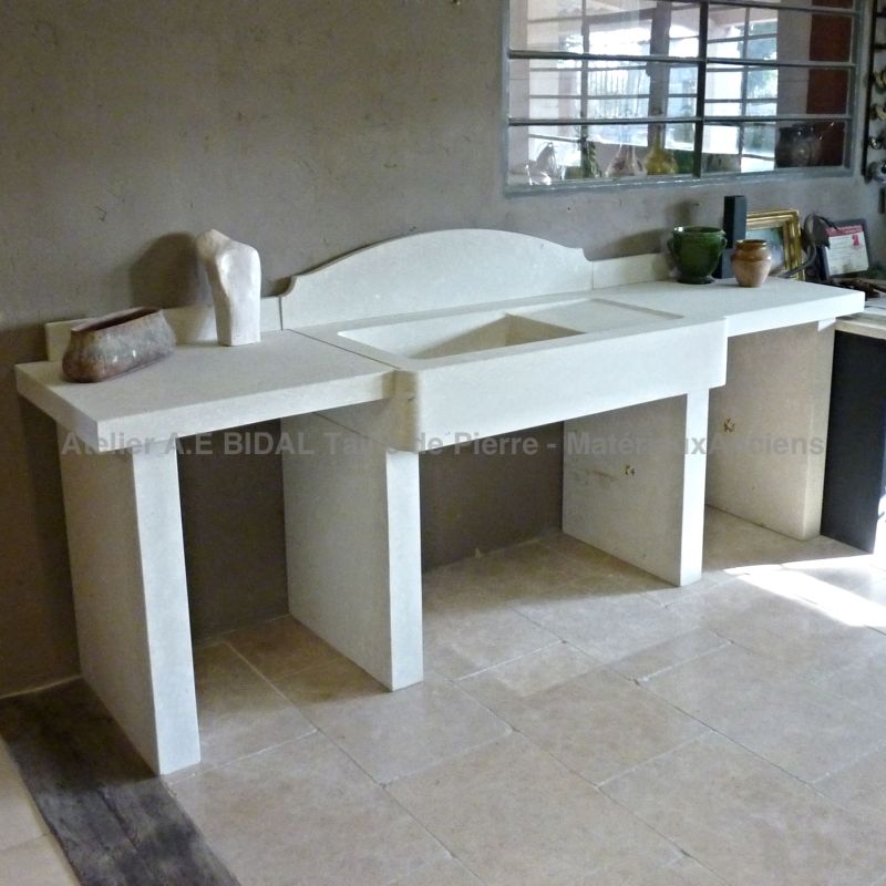 Cuisine en pierre blanche d'Avy - Modèle unique de l'atelier de taille de pierre design de Provence.