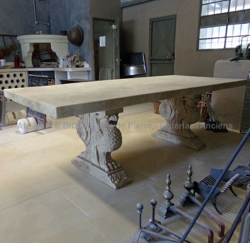Dining room furniture in carved limestone : 2.5 meters long stone table - Atelier Alain BIDAL (Provence)