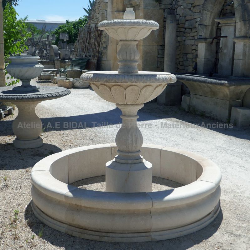 Fontaine ronde à déversement en pierre par Atelier Alain Bidal, tailleur de pierre en Provence