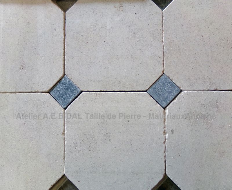 Dallage en pierre de Bourgogne Antique : Fontenay Claire avec cabochons en pierre bleue - Atelier Alain BIDAL (Provence)