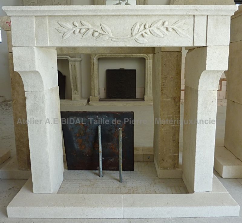 Petite cheminée provençale façonnée en pierre d'Estaillades - Atelier Alain BIDAL (Provence)