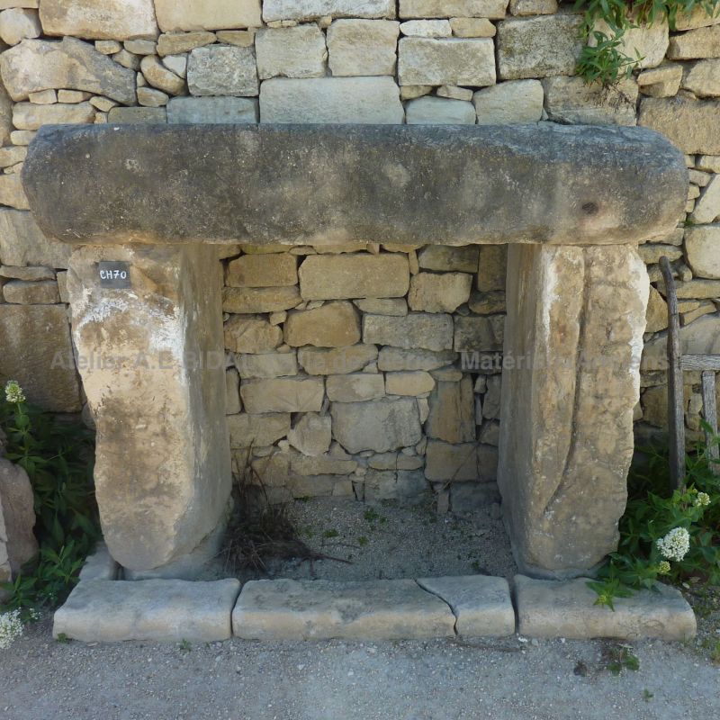 Cheminée classique de l'artisan du bâtiment Alain Bidal (Provence)